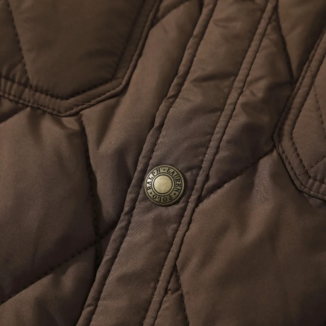 P370 #59 Ralph Lauren classic rhombus quilted cotton jacket for men and women. Inspired by retro workwear, it blends with contemporary British style. The imported machine-pressed rhombus quilting is accurately aligned, and the three-dimensional H-shaped tailoring is neat and slim. It is not bulky when layered in autumn and winter, and still maintains a light style.  Texture is reflected in the details: customized metal buckles, corduroy lapels, breathable eyelets under the arms, and slits on the hem, all replicating the brand's high-end genes. All excipients are standardized!  Five colors to choose from: black/khaki/brown/green/navy blue, easy to switch between commuting, leisure, and travel occasions. Function and appearance coexist: 37.5°C temperature control black technology, breathable and moisture-proof, anti-slip cotton patented fabric, temperature-locking, soft and waxy, durable and stylish. A retro warm-keeping item that can handle low temperatures calmly. The details are all made of craftsmanship, and the style has no limits. It has a classy look that will turn heads.  Color: Khaki Black Navy Green Brown Size: S M L